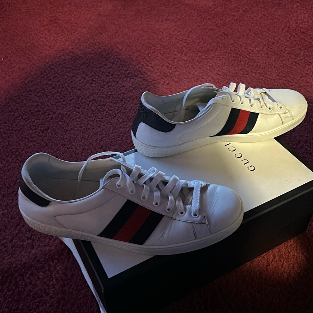 1 Pair of white Authentic Gucci Sneakers. In very good shape. Lightly worn.